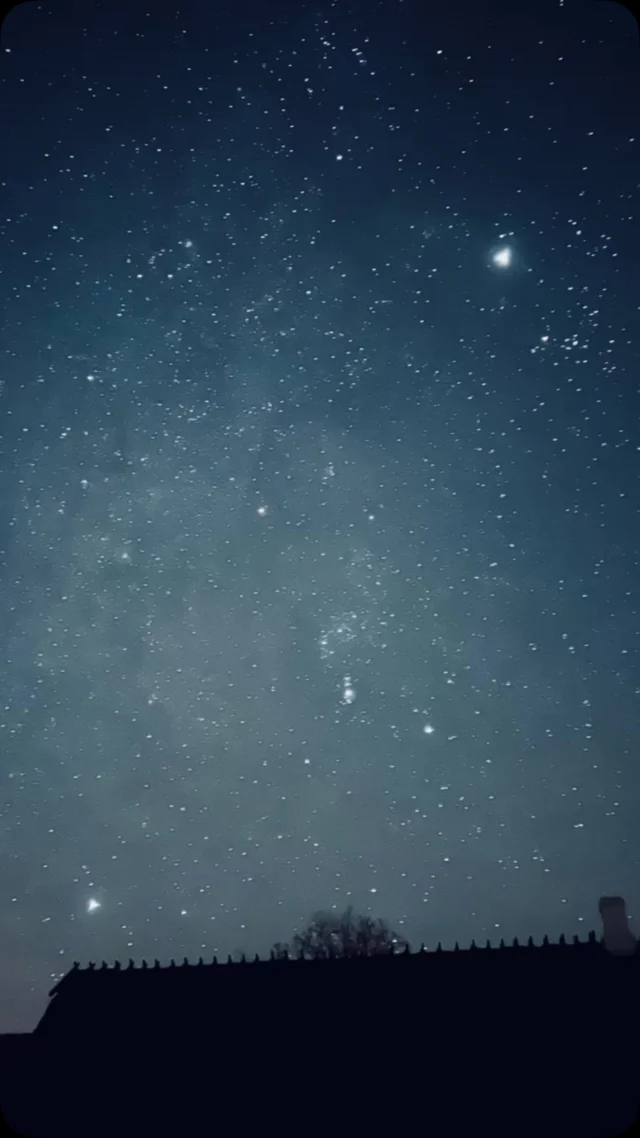 Vi har den smukkeste nattehimmel for tiden. Kvadrantiderne er på sit højeste og byder på 100 vis af stjerneskud 💫✨ og planeterne lyser kraftigt. Det er koldt - så der skal varmt tøj til sådan en aften❄️❄️ #nyord #bedandbreakfast #møn #stargazing #andromeda